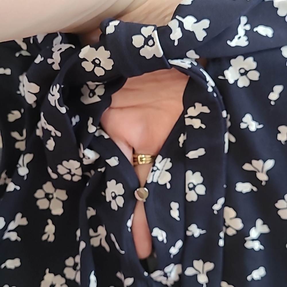 Banana Republic Floral Sleeveless Top - Navy and White size Small - Picture 3 of 7